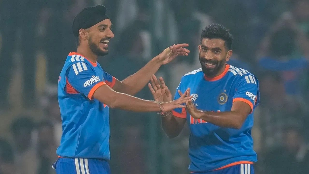 अर्शदीप आणि जसप्रीत या दोघांव्यतिरिक्त ऑलराउंडर हार्दिक पंड्या हा देखील या शर्यतीत आहे. हार्दिकने टी 20I वर्ल्ड कप स्पर्धेत 29 विकेट्स मिळवल्या आहेत.  त्यामुळे हार्दिकला हा विक्रम आपल्या नावावर करण्यासाठी 4 विकेट्सची गरज आहे. त्यामुळे दक्षिण आफ्रिकेविरुद्ध अर्शदीप, बुमराह आणि हार्दिक या तिघांपैकी कोण जास्तीत जास्त विकेट्स घेण्यात यशस्वी ठरणार? हे पाहणं औत्सुक्याचं ठरणार आहे. (Photo Credit : PTI)