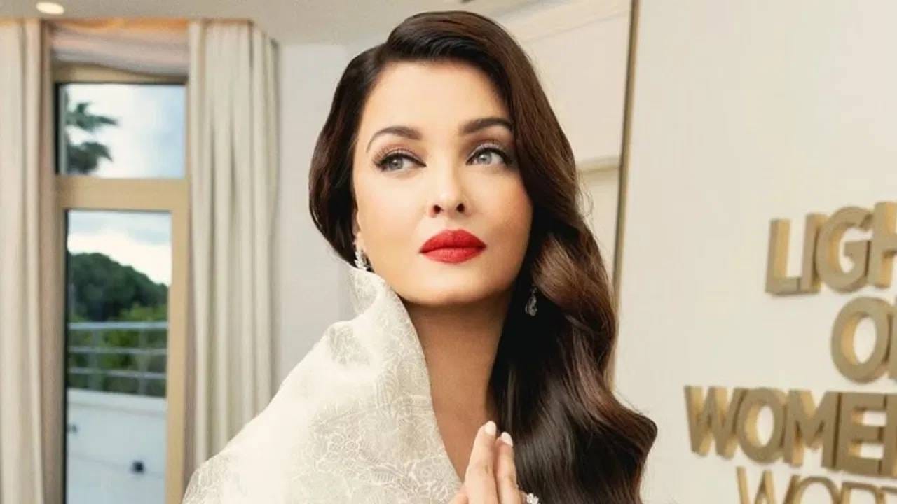 आम्ही ज्या अभिनेत्रीबद्दल बोलतोय तिचं नाव ऐश्वर्या राय आहे. अभिनेत्री बनण्याआधी ऐश्वर्या मॉडल होती. अभिनयासोबत तिचं मॉडलिंग करिअरही यशस्वी ठरलं. 