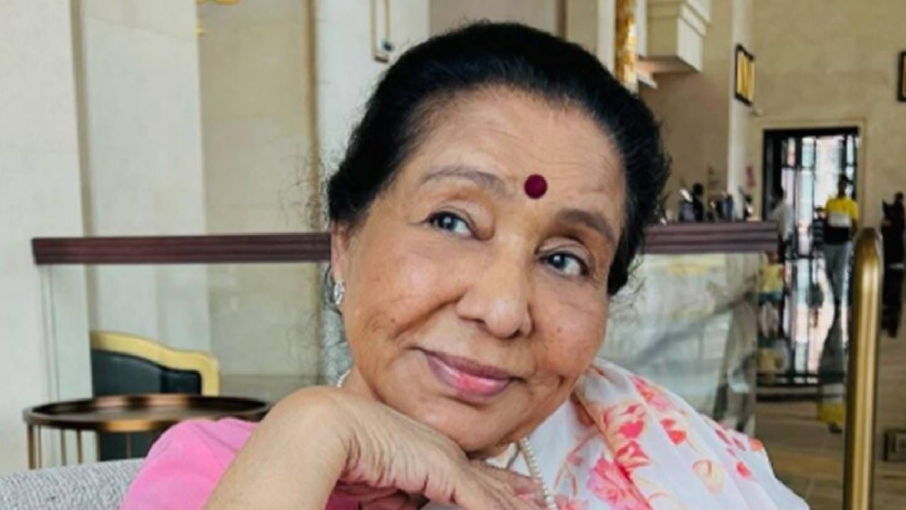 ज्येष्ठ गायिका आशा भोसले यांनीसुद्धा त्यांच्या मुलाच्या निधनाचं दु:ख सहन केलं आहे. त्यांचा मुलगा आणि संगीत दिग्दर्शक हेमंत भोसले यांचं स्कॉटलँडमध्ये निधन झालं होतं.  
