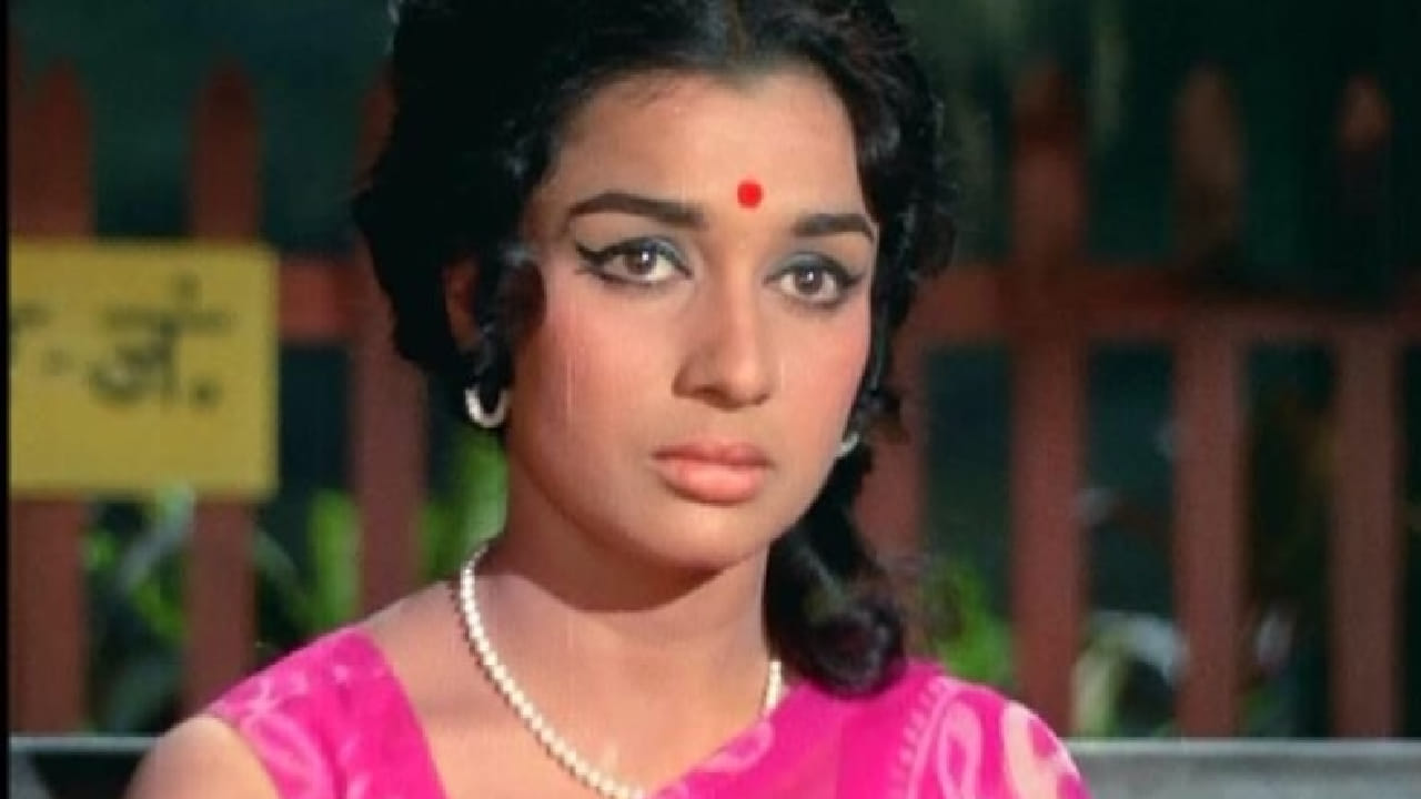 आशा पारेख यांना मिळणारे मानधन अनेक नामांकित पुरुष अभिनेत्यांपेक्षाही जास्त होते. स्त्रियांना दुय्यम स्थान दिल्या जाणाऱ्या त्या काळात ही मोठी गोष्ट होती. त्यांनी आपल्या कष्ट आणि गुणवत्तेच्या जोरावर हे स्थान मिळवले.