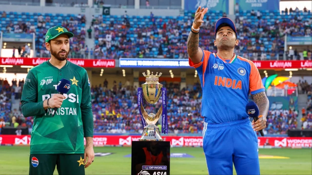 पाकिस्तानने बांगलादेशच्या समर्थनार्थ टीम इंडिया विरुद्ध खेळणार नसल्याची भूमिका घेतली होती. आम्ही टीम इंडिया विरूद्धच्या सामन्याचा अपवाद वगळता उर्वरित स्पर्धेत खेळणार असल्याचं पाकिस्तानकडून स्पष्ट करण्यात आलं होतं.(Photo Credit : Getty/PTI)