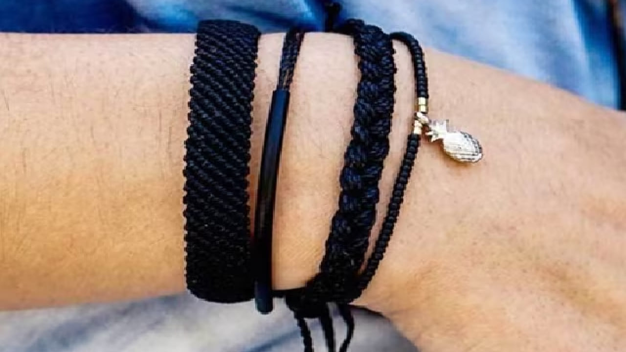 हिंदू धर्मात आणि लोकश्रद्धांमध्ये काळ्या धाग्याला विशेष महत्त्व दिले जाते. वाईट नजर, नकारात्मक ऊर्जा आणि ग्रहदोषांपासून संरक्षण मिळावे यासाठी अनेक जण शरीराच्या विशिष्ट अवयवावर काळा धागा बांधतात.