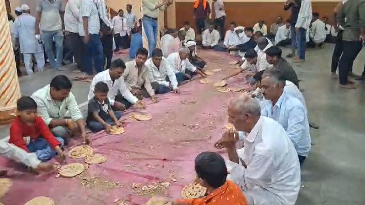 महत्त्वाचं म्हणजे उडदाची डाळ ही हौदात तयार केली जाते... या महाप्रसादाचे वैशिष्ट्य  म्हणजे जोपर्यंत संपूर्ण महाप्रसाद तयार होत नाही,  तोपर्यंत कुणीही महाप्रसाद सेवन करत नाही...