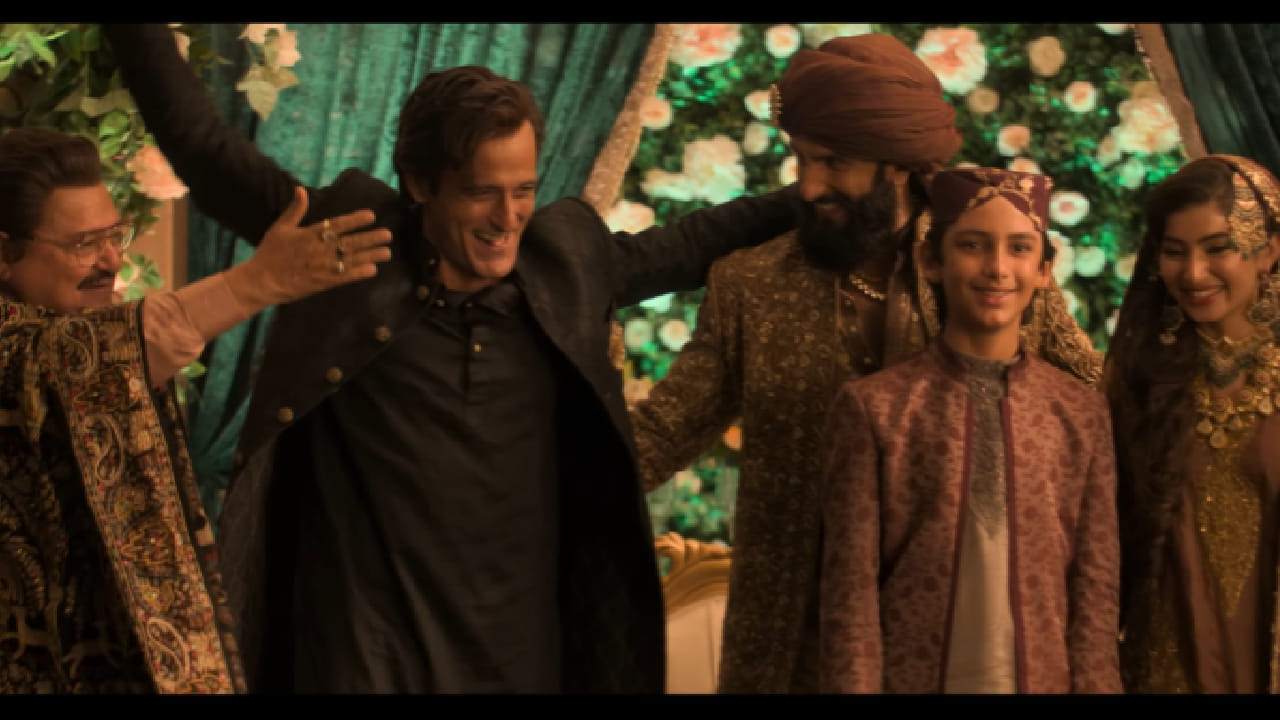 सेटवर नेमकं काय चाललंय, कोण कोण उपस्थित आहे, याची कल्पनाही आम्हाला नव्हती. इतका गोंधळ आणि घाई होती.  त्या दोन दिवसांत वेडिंग सीक्वेन्सचं शूटही करायचं होतं. आमच्याकडे अजिबात वेळ नव्हता. सतत डान्स केल्यामुळे शरीर अक्षरशः दुखत होतं, हाडं ठणकत होती. 