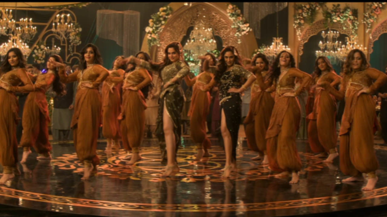 दमदार कथा, प्रभावी अभिनय आणि लक्षात राहणारी गाणी यामुळे ‘धुरंधर’ने चाहत्यांच्या मनावर ठसा उमटवला. विशेषतः या चित्रपटातील ‘शरारत’ हे गाणे प्रचंड चर्चेत राहिले. या गाण्यात आयशा खान आणि क्रिस्टल डीसूजा यांनी धमाकेदार डान्स केला होता. 