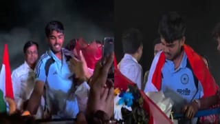 Ayush Mhatre : ये आयुष दादा, वर्ल्ड कप विनर कॅप्टनच्या ऑटोग्राफसाठी छोट्यांची गर्दी, पाहा व्हीडिओ