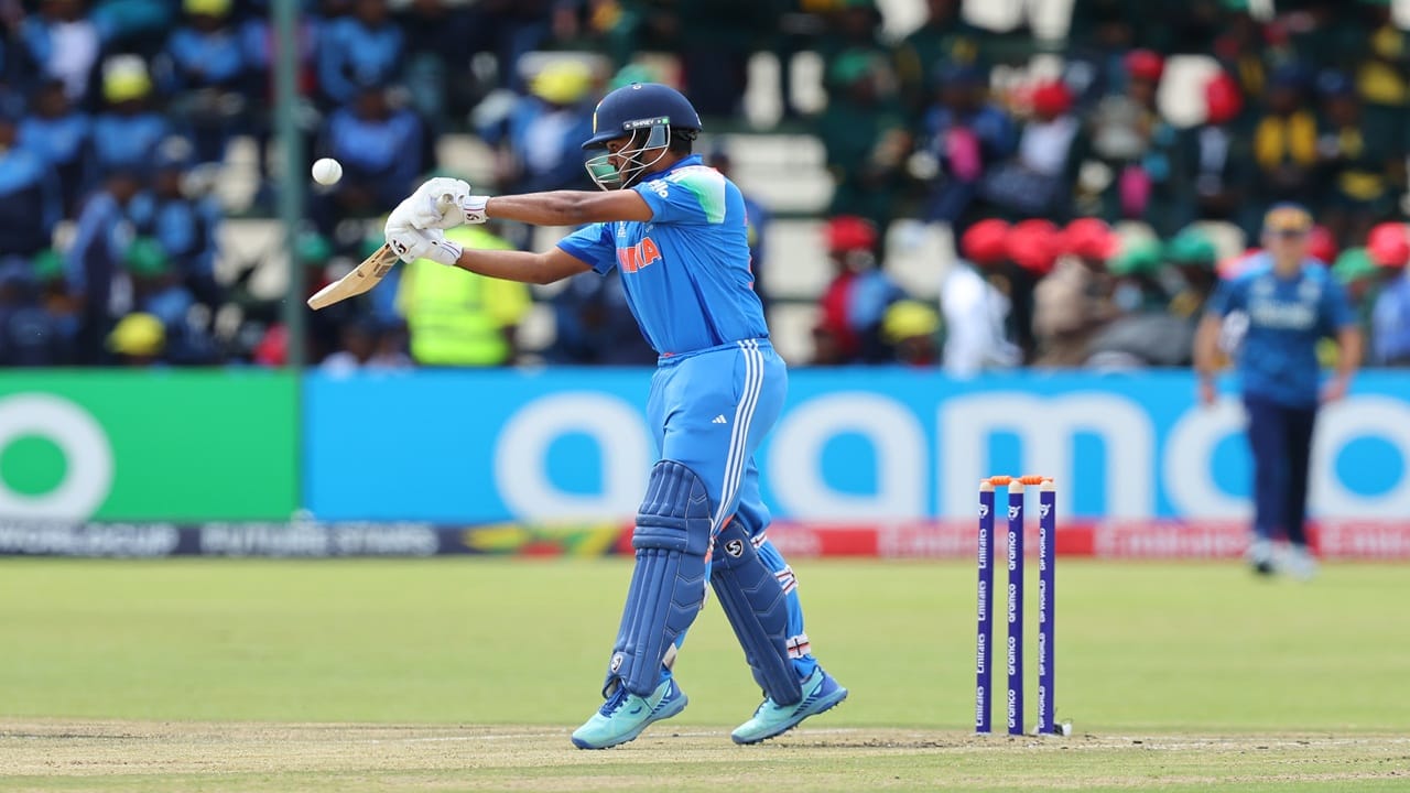 तसेच कर्णधार आयुष म्हात्रे याने 53 धावांचं योगदान दिलं. आयुष म्हात्रे याचं हे सलग दुसरं अर्धशतक ठरलं. तसेच कनिष्क चौहान याने नाबाद 37 धावा केल्या. तर अभिज्ञान कुंदु याने 40 धावांचं योगदान दिलं. (Photo Credit : Bcci X Account)