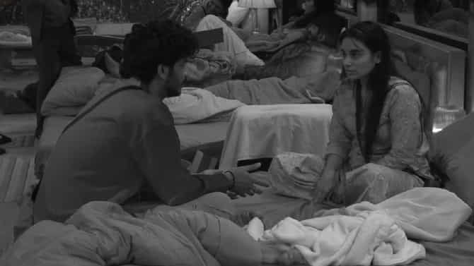 आयुष आणि तन्वीची रात्री चर्चा, बिग बॉसमध्ये आज भांडणाऐवजी काय घडणार?