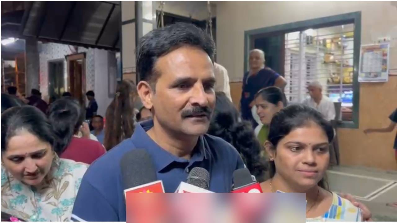 आयुषच्या क्रिकेटची सुरवात अमेय क्रिकेट क्लबच्या माध्यमातून झाली. त्यानंतर साईनाथ क्रिकेट क्लब विरार मुंबई न्यु हिंद क्लब वी एनसुळे गुरुजी हायस्कुल माटुंगा हिंदू किलांनी त्यापूर्वी किंग्ज जॉर्ज शाळा यातून आयुस क्रिकेट खेळत गेला. 