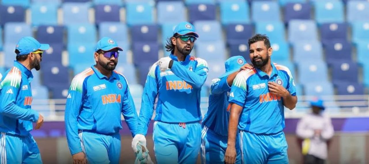 बीसीसीआयने 2025-26 सालासाठी सेंट्रल कॉन्ट्रॅक्टमध्ये असणाऱ्या खेळाडूंची यादी जाहीर केली आहे. ही यादी समोर आल्यानंतर अनेक खेळाडूंना जबर धक्का बसला आहे. यामध्ये रोहित शर्मा, विराट कोहली यासारख्या स्टार क्रिकेटपटूंचाही सहभाग आहे. विशेष म्हणजे यावेळी बीसीसीआयने A+ ही श्रेणीच हटवून टाकली आहे. 