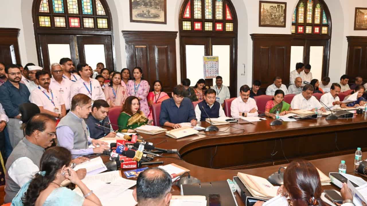 BMC Budget : मुंबई महापालिकेचं आता अनाधिकृत फेरीवाल्यांविरोधात मोठं पाऊल, होणार QR code प्रमाणपत्राचा वापर