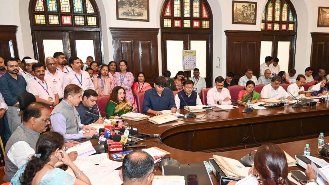 BMC Budget : मुंबई महापालिकेचं आता अनाधिकृत फेरीवाल्यांविरोधात मोठं पाऊल, होणार QR code प्रमाणपत्राचा वापर BMC Budget : मुंबई महापालिकेचं आता अनाधिकृत फेरीवाल्यांविरोधात मोठं पाऊल, होणार QR code प्रमाणपत्राचा वापर