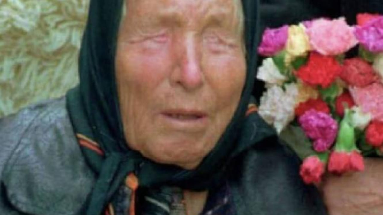 यामुळेच अनेक लोक बँक बचत एफडी आणि रोख पैशांपेक्षा सोने-चांदीसारख्या सुरक्षित गुंतवणूक पर्यायांकडे अधिक वळताना दिसत आहेत.