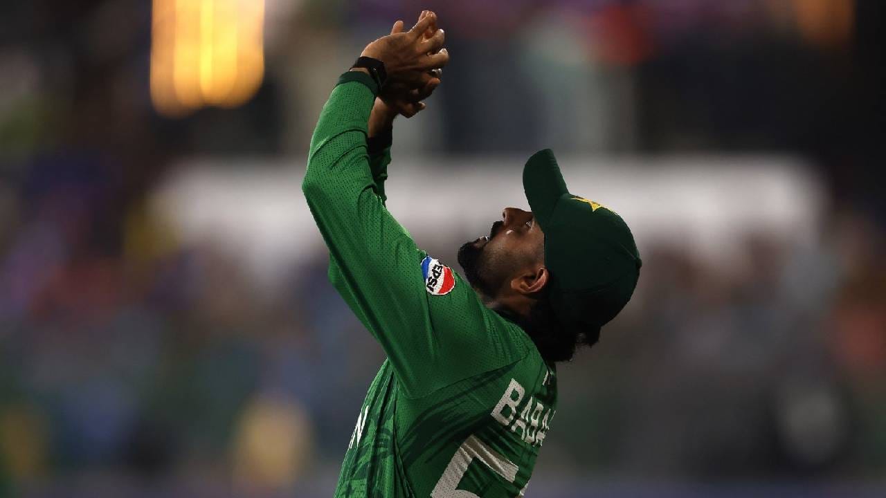 बाबर आझमने टी20 क्रिकेटमध्ये आतापर्यंत 334 डावात 11880 धावा केल्या आहेत. न्यूझीलंडविरुद्धचा सामना त्यासाठी 335 डाव असेल. या सामन्यात 20 धावा करताच 12 हजार धावा करणारा 12वा खेळाडू ठरला आहे. पाकिस्तानकडून शोएब मलिकने ही कामगिरी केली आहे. (Photo- ICC Twitter)