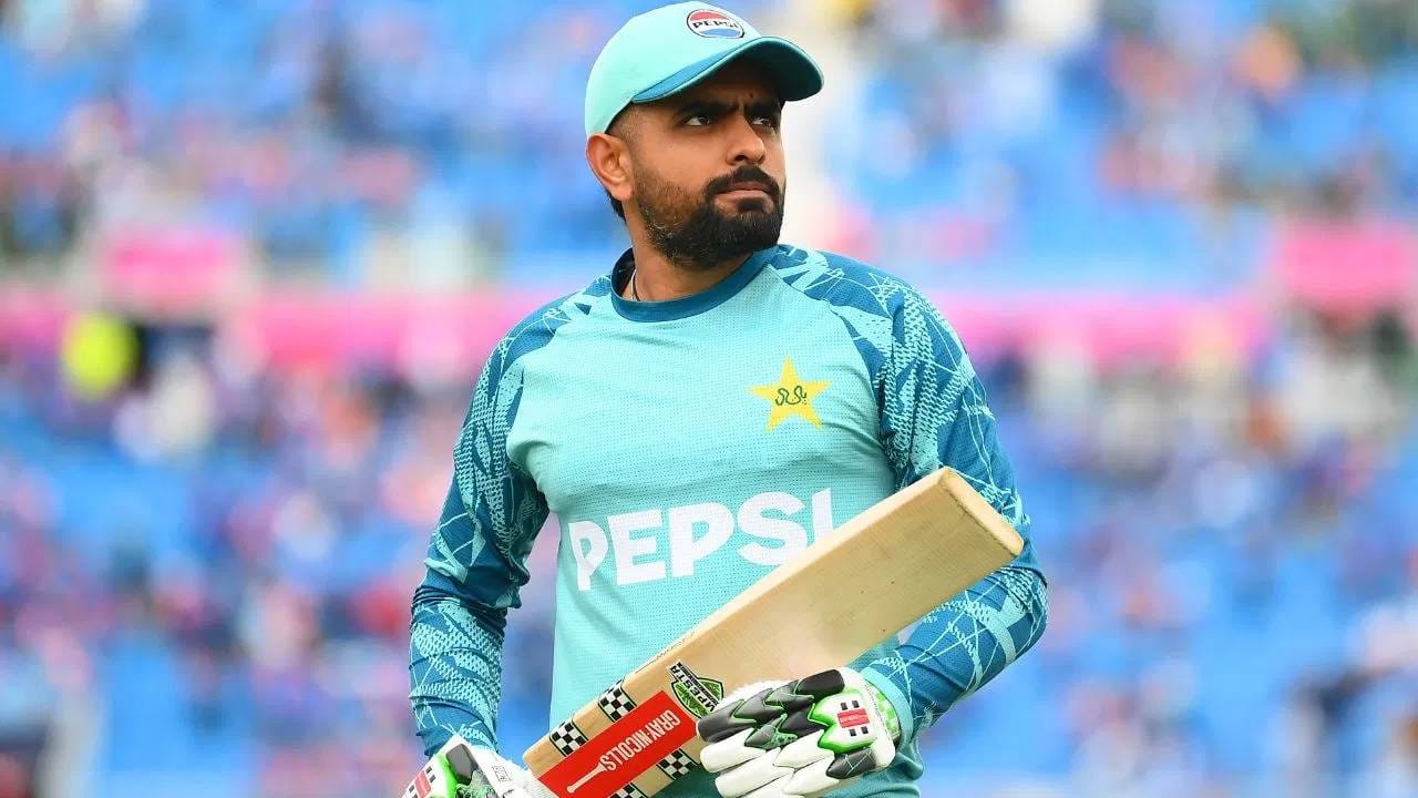 बाबर आझमने पहिल्या 18 चेंडूत फक्त 15 धावा केल्या होत्या. यात एकही चौकार किंवा षटकार नव्हता. पण त्यानंतरच्या 14 चेंडूत त्याने 31 धावा केल्या. यात 4 चौकार आणि 1 षटकार मारला.  (फोटो- PTI)