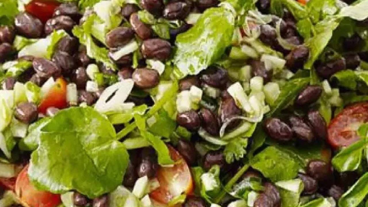 सर्वांनाच माहिती आहे की, मूग डाळ आपल्या आरोग्यासाठी फायदेशीर ठरते. मूग डाळीचा आहारात समावेश केल्याने आरोग्याच्या असंख्य समस्या दूर होण्यास मदत होते. 