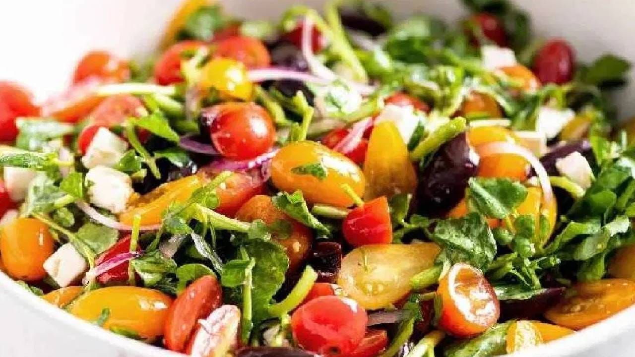 मूगामध्ये मोठ्या प्रमाणात प्रथिने आणि फायबर असते. मूग रात्री भिजत खाला आणि सकाळी त्यामधील पाणी काढून टाका. त्यामध्ये टोमॅटो, लिंबू, काकडी आणि कांदा मिक्स करून घ्या. प्रवासातही तुम्ही हा नाश्ता आरामात करू शकता. 