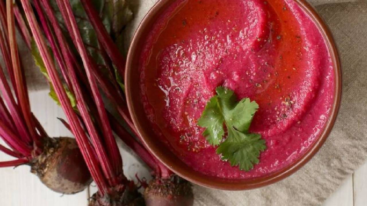 अनेक लोक बीट खाणे टाळतात पण बऱ्यापैकी लोकांना बीट खाण्याचा प्रचंड कंटाळा येतो. दररोज बीट खाणे आपल्या आरोग्यासाठी फायदेशीर आहे. 