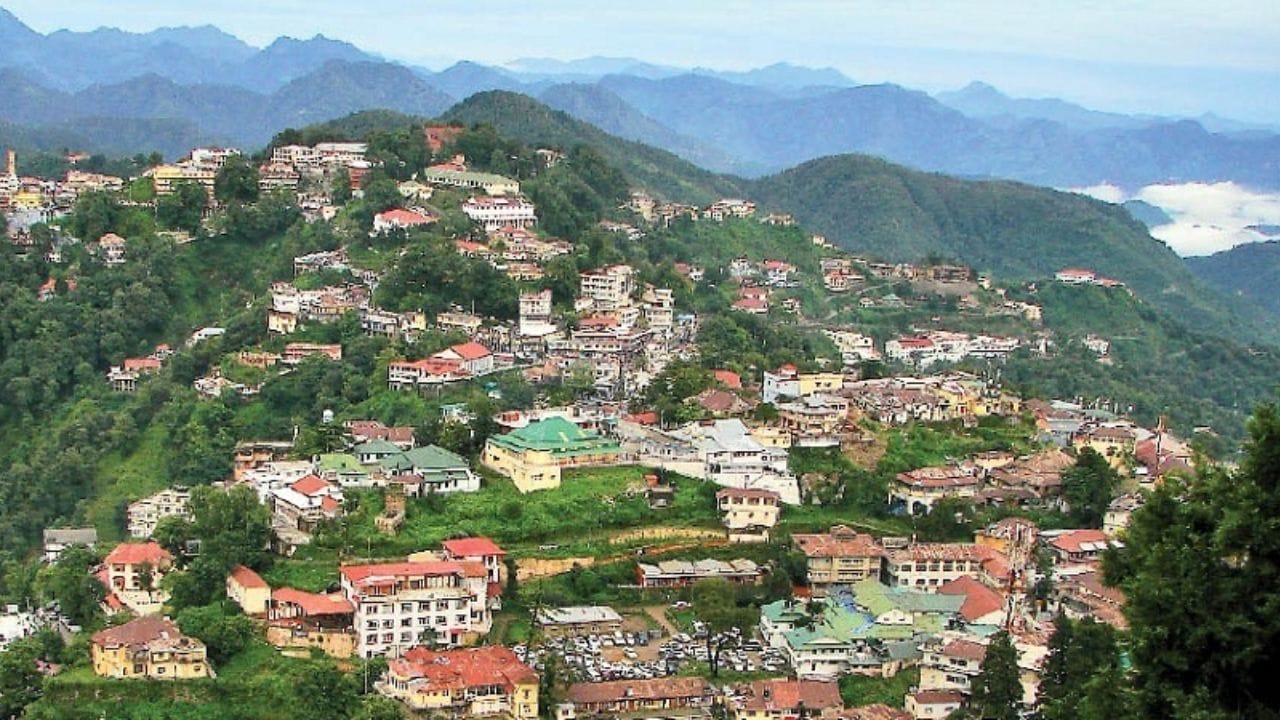 मसुरी : उत्तराखंडमधील मसुरी हे भारतातील एक प्राचीन आणि अत्यंत लोकप्रिय हिल स्टेशन आहे, ज्याला 'पहाडांची राणी' (Queen of Hills) म्हणून ओळखले जाते. हे ठिकाण निसर्गसौंदर्याने नटलेले आहे.