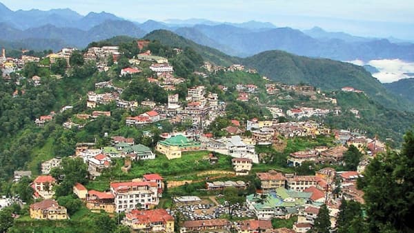 मसुरी : उत्तराखंडमधील मसुरी हे भारतातील एक प्राचीन आणि अत्यंत लोकप्रिय हिल स्टेशन आहे, ज्याला 'पहाडांची राणी' (Queen of Hills) म्हणून ओळखले जाते. हे ठिकाण निसर्गसौंदर्याने नटलेले आहे.