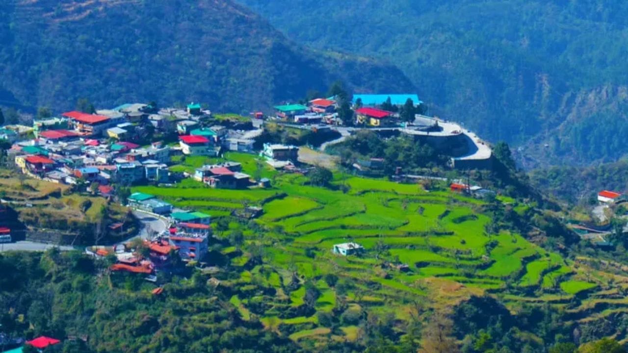 प्रवास आणि नियोजन: मसुरीला जाण्यासाठी देहरादून हे सर्वात जवळचे रेल्वे स्टेशन आहे, जे तिथून सुमारे 35 किमी अंतरावर आहे. पर्यटकांनी प्रवासाचे नियोजन करताना हवामान आणि मुक्कामाची चौकशी करून या ठिकाणी जावे असा सल्ला दिला जातो.   