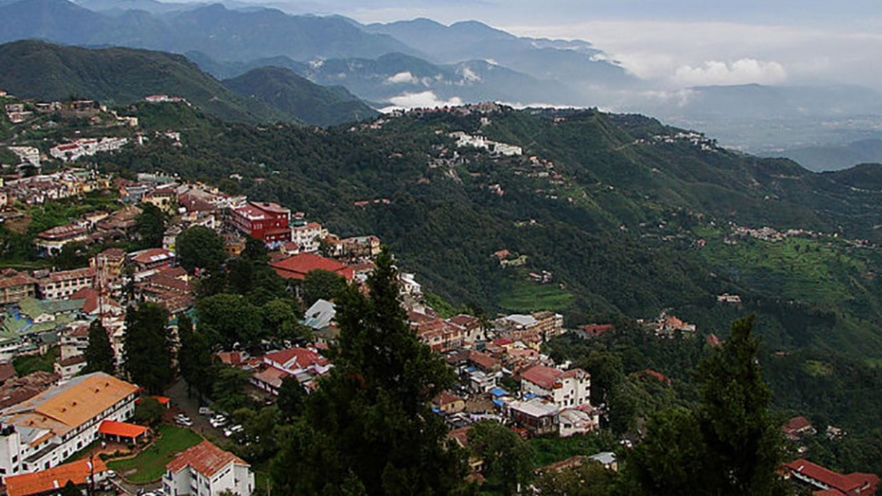 भारतीयांवर बंदी: ब्रिटीश राजवटीत मसुरीमध्ये भारतीय लोकांच्या प्रवेशावर पूर्णपणे बंदी होती. विशेषतः मॉल रोडवर 'इंडियन्स अँड डॉग्स नॉट अलाउड' (Indians and Dogs not allowed) अशी पाटी लावण्यात आली होती.