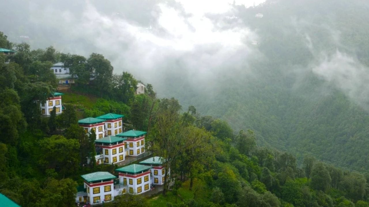 प्रमुख आकर्षणे: मसुरीमध्ये केम्प्टी फॉल्स, गन हिल, मुसोरी लेक, लाल टिब्बा आणि कॅमल्स बॅक रोड ही पर्यटकांची प्रमुख आकर्षणे आहेत. एप्रिल ते जून हा काळ या ठिकाणाला भेट देण्यासाठी सर्वोत्तम काळ आहे.  