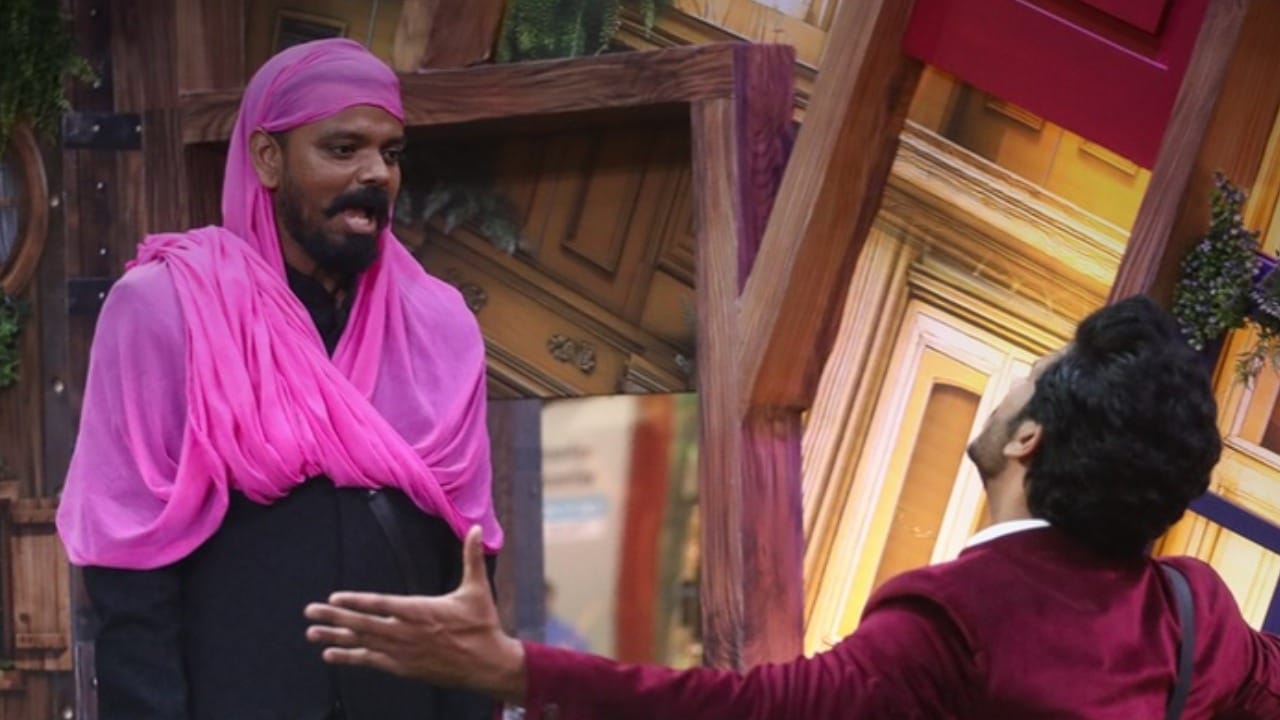 लोकांना वाटतं हे फक्त काही तासांचं काम आहे, पण प्रत्यक्षात मला २४ तास अलर्ट राहावं लागतं. सकाळी १० वाजता स्पर्धकांना टास्क देण्यापासून माझ्या दिवसाची सुरुवात होते. जोपर्यंत टास्क पूर्ण होत नाही, तोपर्यंत मला आपली जागा सोडता येत नाही." असे रत्नाकर तारदळकर म्हणाले.