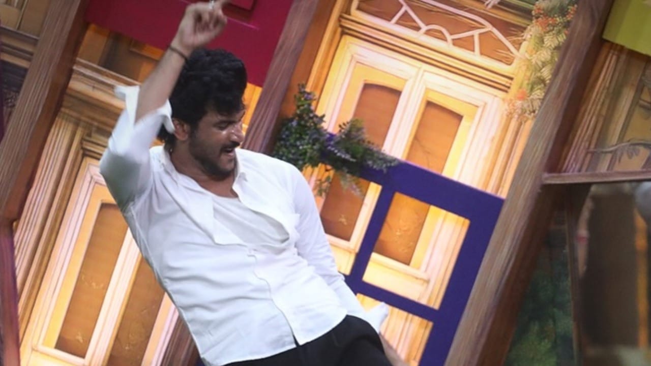 आता या प्रश्नाचं उत्तर मिळालं आहे. प्रसिद्ध व्हॉइस ओव्हर आर्टिस्ट रत्नाकर तारदळकर हे या आवाजामागचा खरा चेहरा असल्याची माहिती समोर आली आहे.