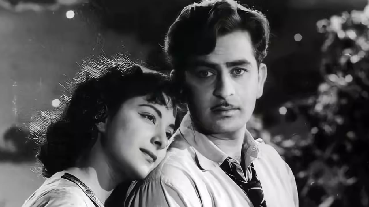 राज कपूर आणि नरगिस यांचं नातं सुमारे 16 वर्षे टिकून राहिलं. मात्र, एखाद्या विवाहित पुरुषाशी कोणत्याही मार्गाने लग्न करता येईल का, यासाठी. मात्र, कोणताही मार्ग निघाला नाही. अखेरीस, राज कपूर यांनी नरगिस आणि कुटुंब यामधून कुटुंबाची निवड केली. याच निर्णयानंतर दोघं वेगळे झाले.