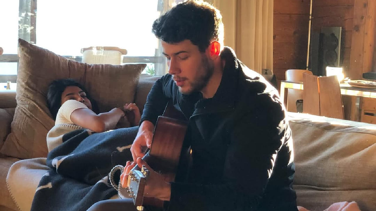 प्रियंका चोप्राने हे फोटो तिच्या इन्स्टाग्राम अकाउंटवर शेअर केले आहेत. यामध्ये ती निक जोनससोबत अतिशय प्रेमळ आणि कोजी अंदाजात दिसत आहे. या फोटोंमधून दोघांमधील घट्ट नातं आणि सुंदर बॉन्डिंग स्पष्टपणे जाणवत आहे. 