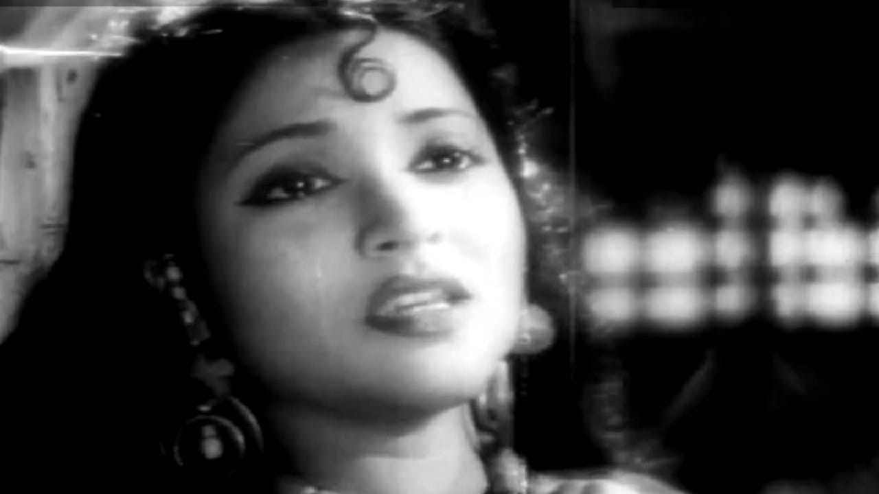 त्या काळात सुमारे 40 लाख रुपये इतक्या बजेटमध्ये तयार झालेल्या ‘नागिन’ चित्रपटाने बॉक्स ऑफिसवर 1.5 कोटी रुपयांहून अधिक कमाई केली. हा चित्रपट 1954 सालातील सर्वात मोठा ब्लॉकबस्टर ठरला. 