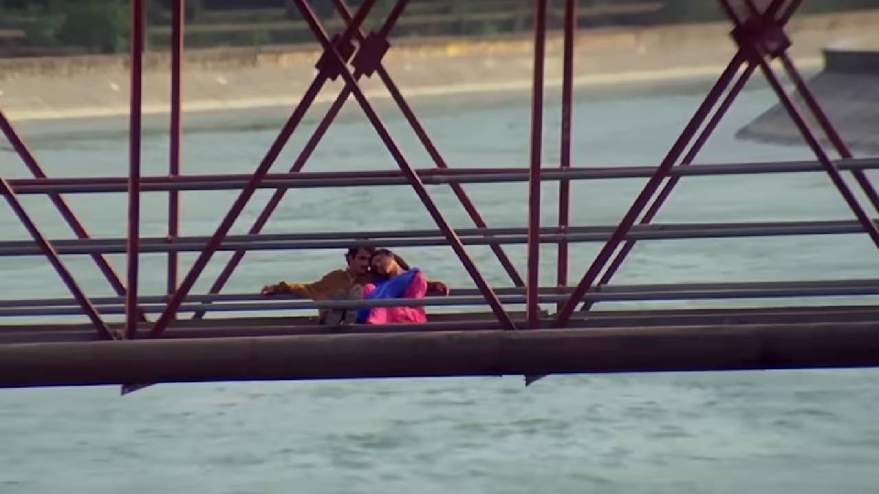 फिल्म इंडस्ट्रीत त्यांचे महत्त्व यासाठी होते की ते प्रेक्षकांना थिएटरपर्यंत ओढत होते. आजही कोट्यवधी लोक या गाण्याशी भावनिकदृष्ट्या जोडलेले आहेत आणि हे गाणं ते आपल्या प्लेलिस्टमध्ये ठेवतात. हे गीत काळातील सुपरहिट होते आणि आजच्या वेगवान जीवनातही सूख देते.