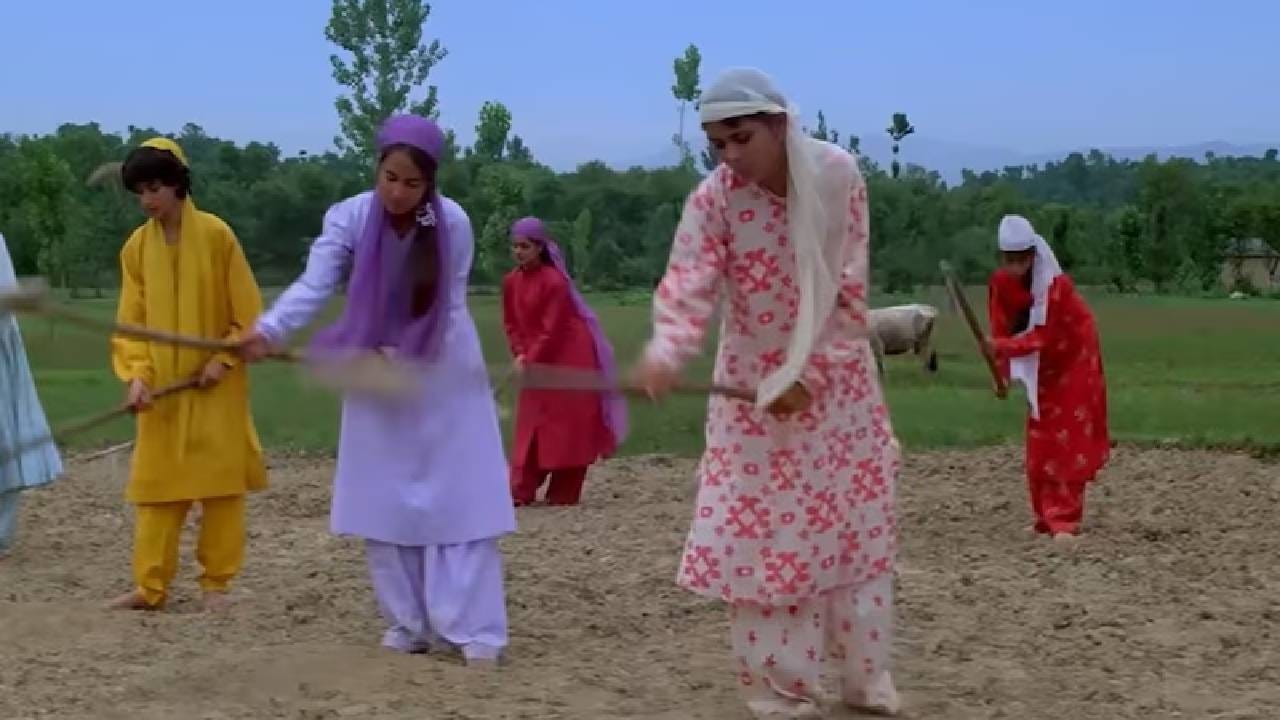 Bollywood Romantic Song: 90च्या दशकात रोमँटिक गाण्यांचा वेगळाच जलवा होता. रेडिओवर हे गाणे ऐकून लोक गुणगुणायचे. चाहत्यांना ते इतके आवडायचे की कॅसेट्स विकत घेऊन वारंवार ऐकायचे. हे गाणे प्रेमाचा गोडवा आणि भावना इतक्या सुंदर रीतीने व्यक्त करतात की प्रत्येकजण प्रभावित होत असे. 