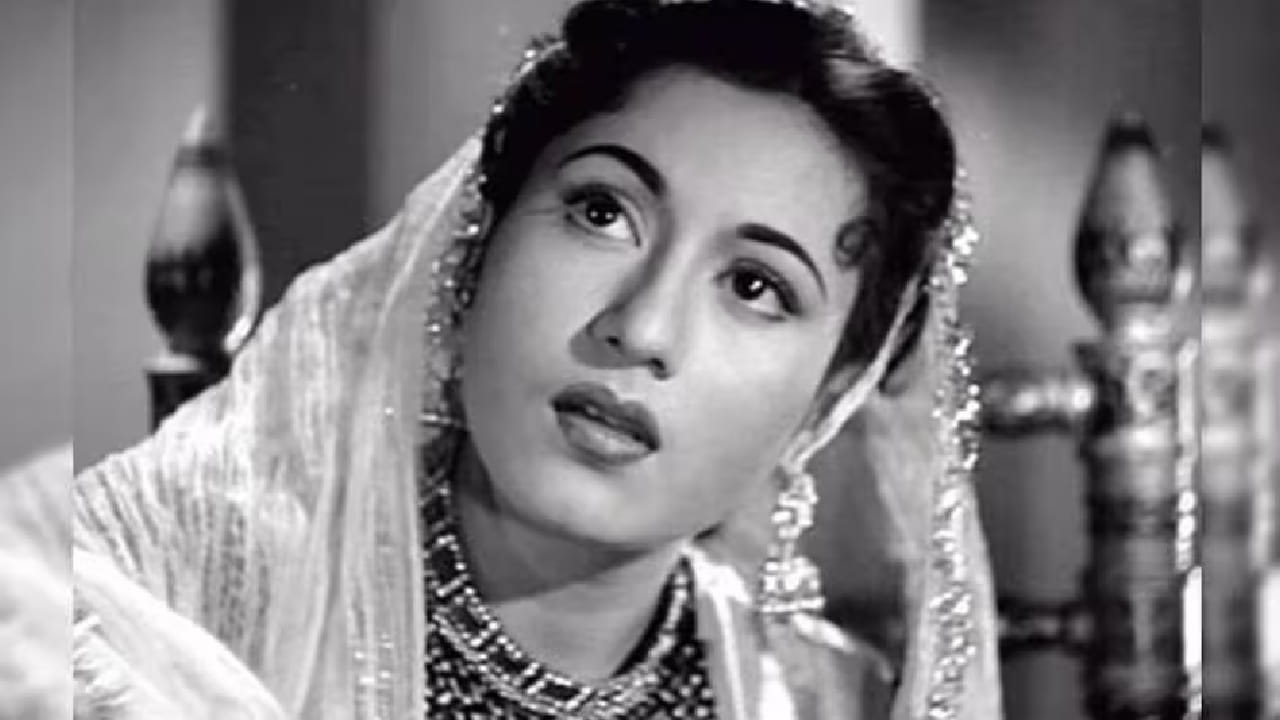 त्यांच्या मते, मधुबाला आयुष्यभर असुरक्षिततेने ग्रासलेल्या राहिल्या आणि ज्या-ज्या पुरुषांवर त्यांनी प्रेम केले, ते सर्व त्यांना गमवावे लागले. मधुबालांच्या आयुष्यात एक-दोन नव्हे, तर तब्बल सात वेळा प्रेम आले. पण ते टिकले नाही. 