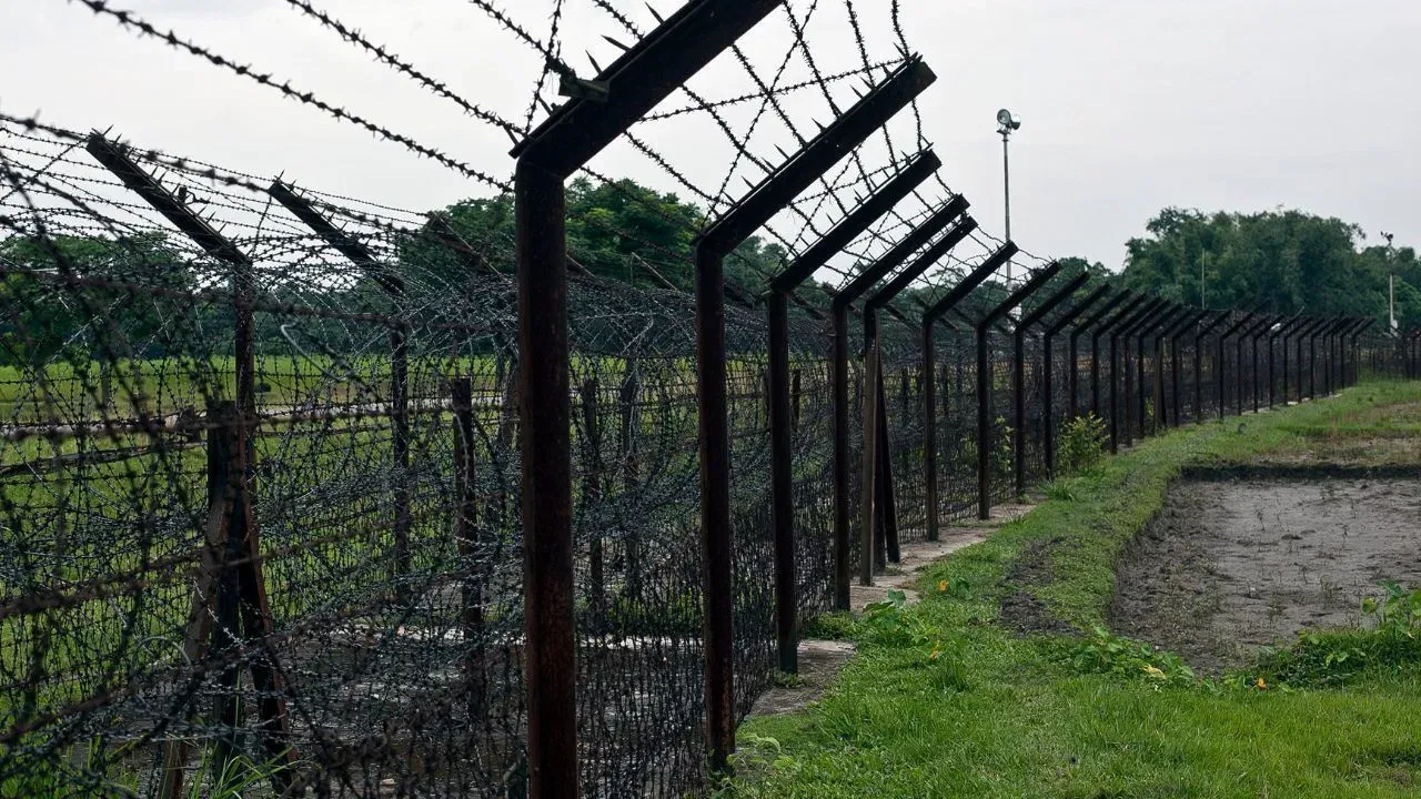 इतर शेजारी देश: याशिवाय भारताची नेपाळ (1751 किमी), म्यानमार (1643 किमी) आणि भूतान (699 किमी) या देशांसोबतही सीमा आहे. भारताची सर्वात कमी लांबीची भू-सीमा अफगाणिस्तानसोबत आहे, जी साधारणपणे 106 किलोमीटर इतकी आहे.