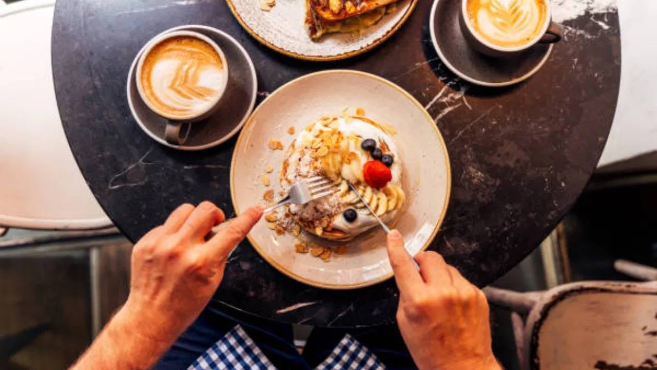 जसे की, सफरचंद, स्ट्रॉबेरी, पेरू, बनाना, डाळिंब, द्राश्र, चिकू यापैकी कोणतेही फळ आपण घेऊ शकता. हे फळ बारीक कट करता आणि ओट्समध्ये मिक्स करा. 