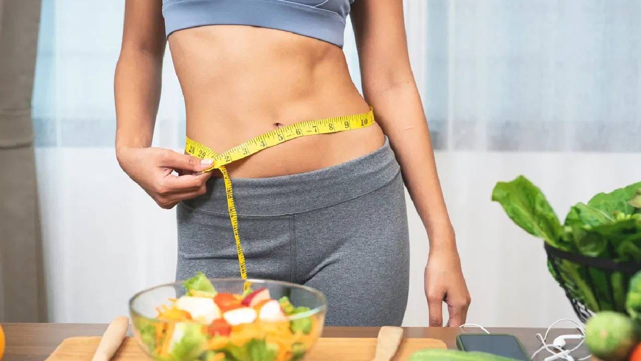 जर तुम्हाला सकाळी कमी वेळात आणि हेल्दी नाश्ता हवा असेल तर रात्री झोपतानाच ओट्स दुधात भिजत घाला. त्यानंतर हे फ्रीजमध्ये ठेवा. सकाळी उठल्यानंतर जे फळ आपल्याकडे उपलब्ध असेल ते कट करा. 