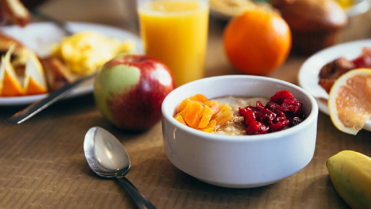 दररोज सकाळी नाश्त्यात नक्की काय खावे असा प्रश्न जवळपास सर्वांना पडतो. शिवाय सकाळी तेटकट तुपकट खाण्याची कोणाचीही इच्छा नसते. प्रत्येकाला सकाळच्या नाश्त्यात हेल्दी गोष्टी हव्या असतात. 