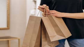 शॉपिंग बॅग्ज खाकी रंगाच्याच का असतात? 99 टक्के लोकांना माहितीच नाही.