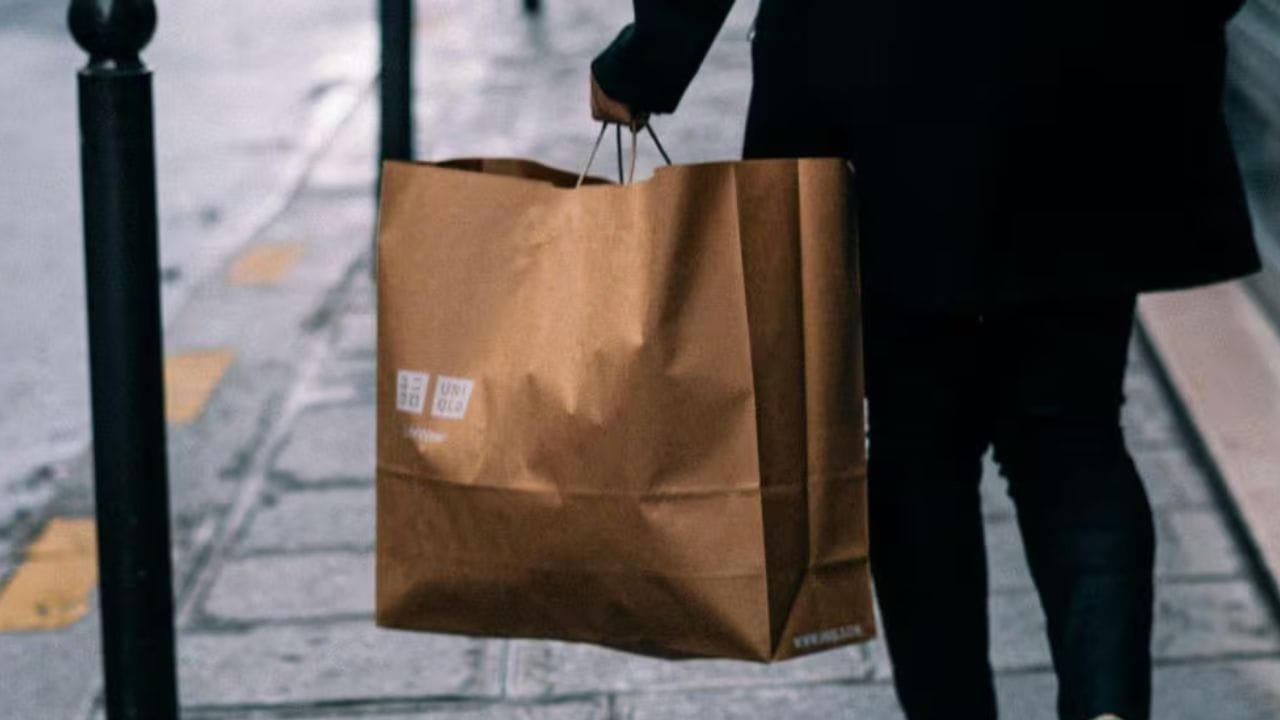 कमी प्रक्रिया, कमी खर्च : पांढरा कागद तयार करण्यासाठी ब्लीचिंग आणि जास्त रासायनिक प्रक्रिया करावी लागते. खाकी कागदाला कमी प्रक्रिया लागते, त्यामुळे उत्पादन खर्च कमी होतो.