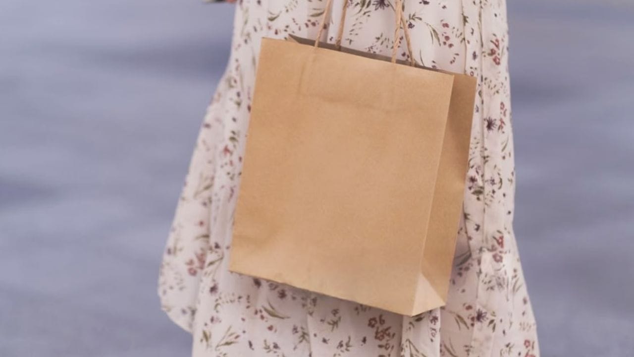 रिसायकल कागदाचा वापर : खाकी रंगाच्या शॉपिंग पिशव्या बहुतेक वेळा रिसायकल कागदापासून तयार केल्या जातात. हा कागद पूर्णपणे पांढरा नसल्यामुळे त्याचा नैसर्गिक रंग खाकी दिसतो.