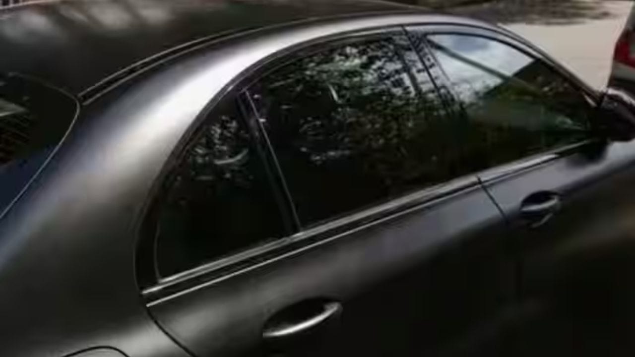 कारच्या काचांवर काळी फिल्म लावण्याबाबत लोक अनेकजण गोंधळलेले असतात.मात्र, खाजगी गाड्यांमध्ये काळी फिल्म लावण्यास परवानगी नाही. मर्यादित प्रमाणात पारदर्शक फिल्म लावण्यास परवानगी आहे. पोलिस तपासणीदरम्यान दर त्याचे प्रमाण जास्त आढळल्यास दंड आकारला जातो.