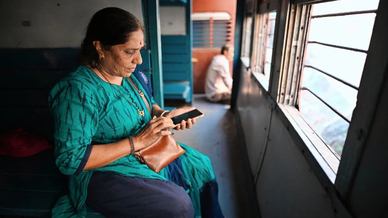 भारतीय रेल्वेने तिकीट बुकिंग सिस्टीममध्ये मोठा बदल केला आहे, हा बदल १ मार्चपासून लागू होत आहे. तिकीट बुकींगसाठी तुम्हाला नवीन RailOne अॅप डाऊनलोड करावे लागेल. जनरल तिकिटे , प्लॅटफॉर्म तिकिटे किंवा आरक्षित तिकीट काढायची असोत,ही सर्व कामे आता एकाच अॅपमधून होणार आहेत. आता तुम्हाला वेगवेगळी अॅप्स डाऊनलोड करण्याची गरज राहाणार नाही.