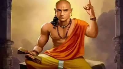 Chanakya Niti : जर शत्रू घरातीलच असेल तर त्याचा पराभव कसा करायचा? चाणक्य म्हणतात...