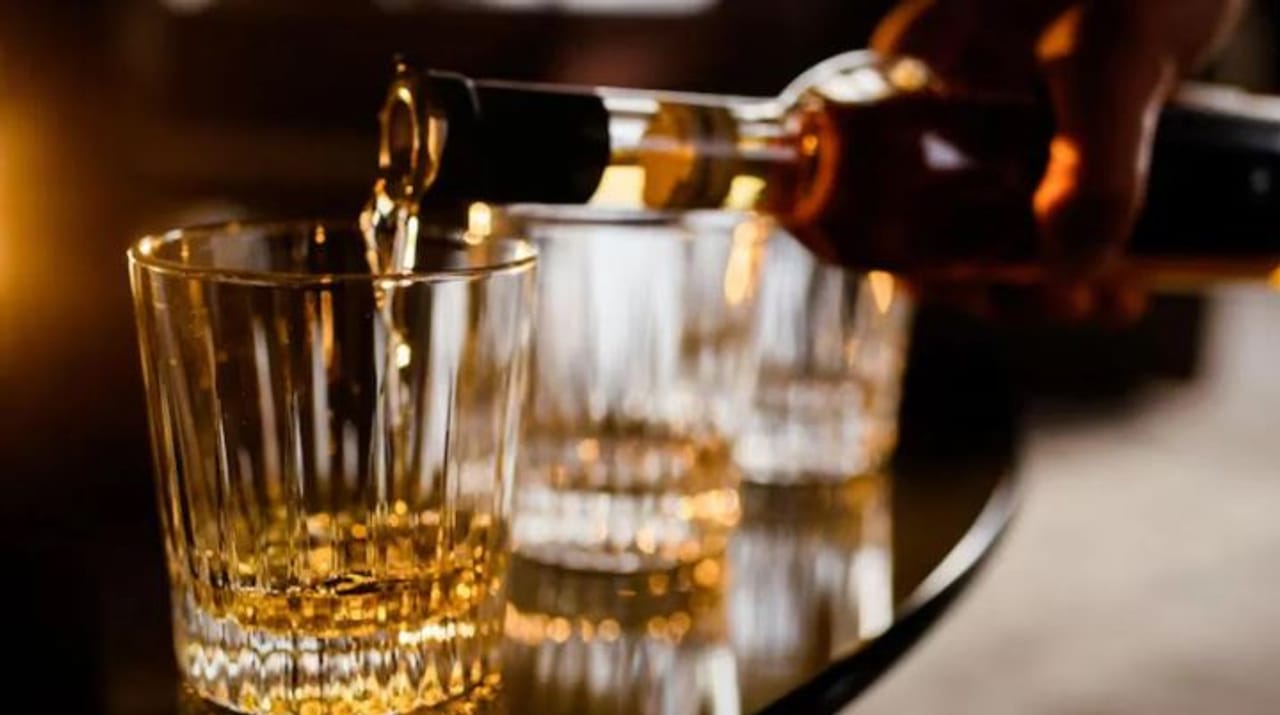 आजकाल मद्यप्रेमींची संख्या दिवसेंदिवस वाढत आहे. तुमच्या मित्रमंडळींमध्येही एखादा तरी मद्यप्राशन करतच असेल. आजघडाली जगात वेगवेगळ्या प्रकारचे मद्य उपलब्ध आहेत. विशेष म्हणजे वेगवेगळी मद्ये पिणाऱ्यांची संख्यादेखील खूप आहे. 