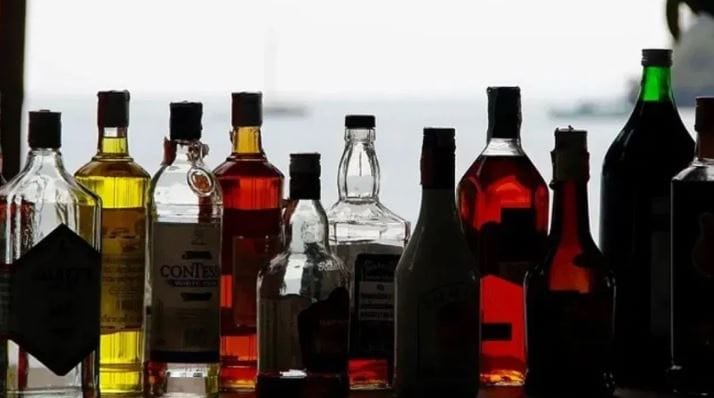 या जगात मात्र अशा काही खास जागा आहेत जिथे मद्य खूपच स्वस्त मिळते. या ठिकाणांच्या यादीत सर्वात प्रथम क्रमांकावर येतो तो म्हणजे व्हिएतनाम देश. या देशात साधारण 45 रुपयांनाच एक दारुची बॉटल मिळते असे सांगितले जाते. आफ्रिकन देश झांबिया या देशातही मद्यांची किंंमत खूप स्वस्त आहे. 