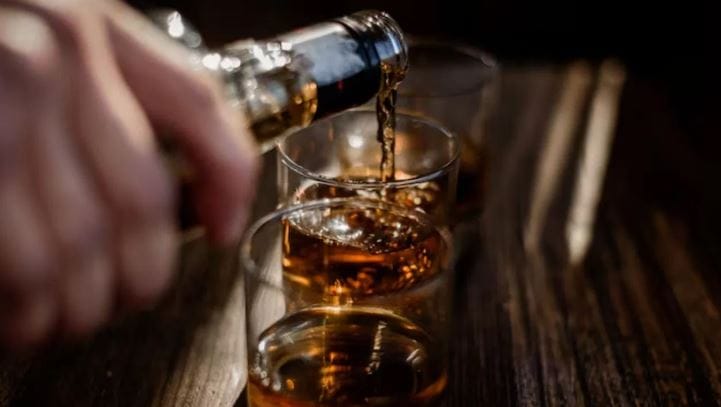 या देशांत प्रिंस इगोर एक्स्ट्रिम व्होडका (सर्वात स्वस्त दारू), मॉल्सन कॅनेडियन (सर्वात स्वस्त बिअर) आणि टोरे ब्रावो टेम्प्रालिनो मर्लेट (सर्वात स्वस्त वाईन) असे स्वस्त मद्याचे ब्रँड आहेत. (टीप- मद्यापान करू नये. मद्यपान आरोग्यास हानिकारक असते.)