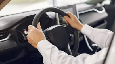 तुम्ही चप्पल घालून कार चालवू शकता का? वाहतुकीचे नियम काय सांगतात? जाणून घ्या