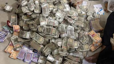 30 हजाराची लाच घेताना पकडलं, सरकारी अधिकाऱ्याच्या घरावर धाड टाकली तर नुसती नोटांची बंडलं, इतक्या कोटीचं घबाड हाताला लागलं